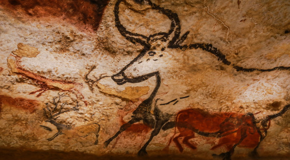 Co przedstawiają malowidła z Lascaux?