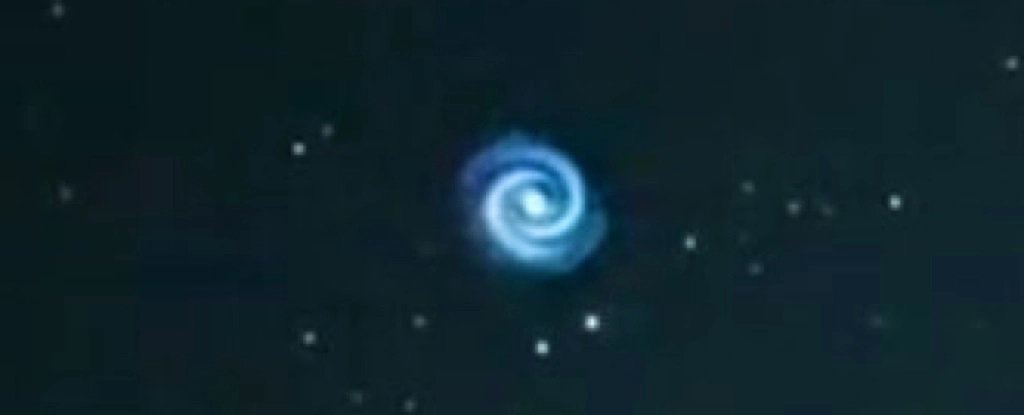 Na nocnym niebie nad Hawajami pojawił się dziwny, świecący się wir. Co to jest? (fot. Subaru Telescope Eng/Twitter)