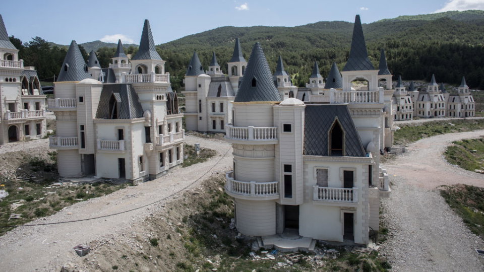 Opuszczone osiedle w Turcji wygląda jak Disneyland. Dlaczego nikt tam nie mieszka?