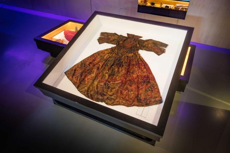 01-regal-wardrobe-dress-japon.ngsversion.1462460427414.adapt.945.1