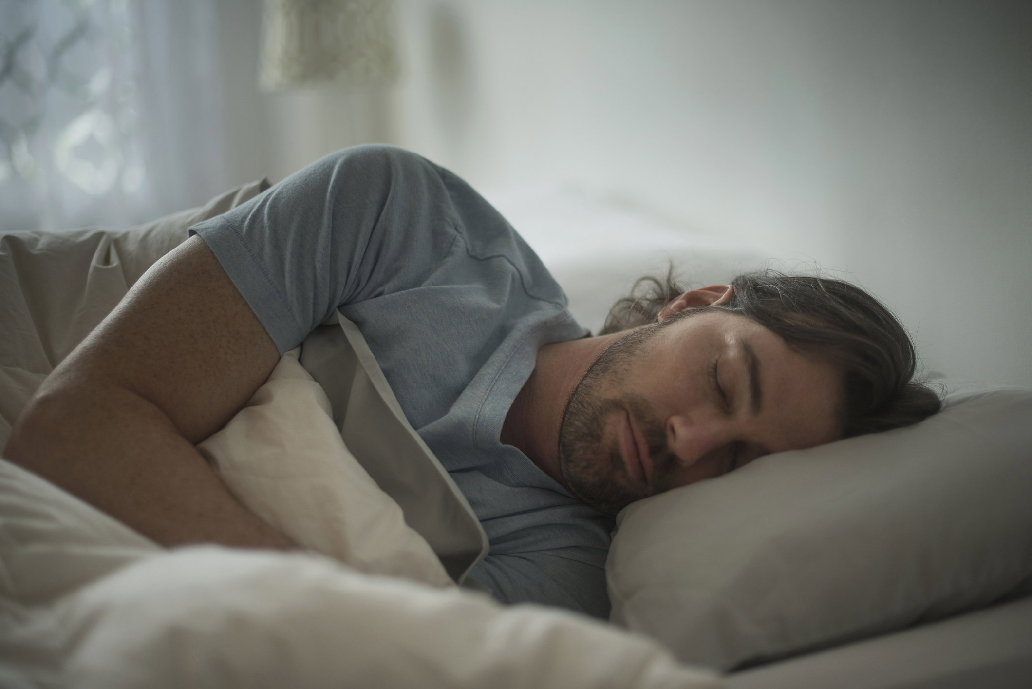 Ludzie nie hibernują, ale występuje u nich coś w rodzaju snu zimowego. Każdy z nas miał z tym do czynienia (fot. Getty Images)