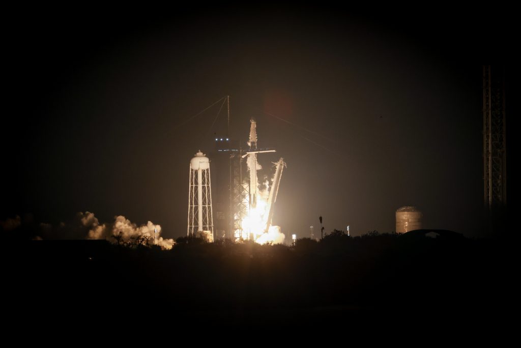 Rakieta SpaceX wyniosła na orbitę kolejną załogę Międzynarodowej Stacji Kosmicznej. Nie obyło się bez problemów (fot. NASA/Frank Michaux)
