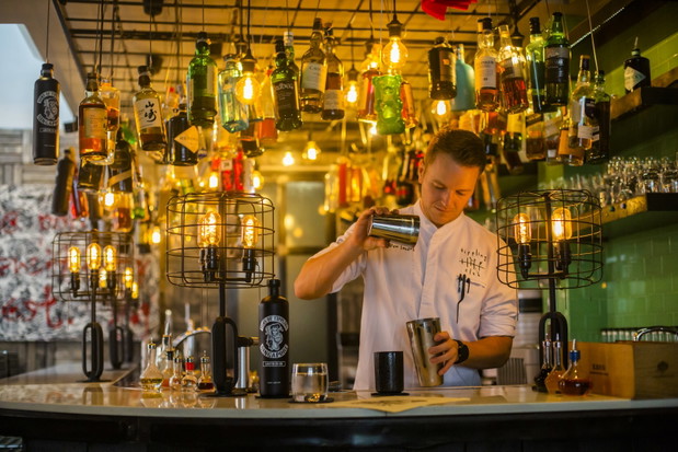 Barman przygotowujący drinki w Tippling Club