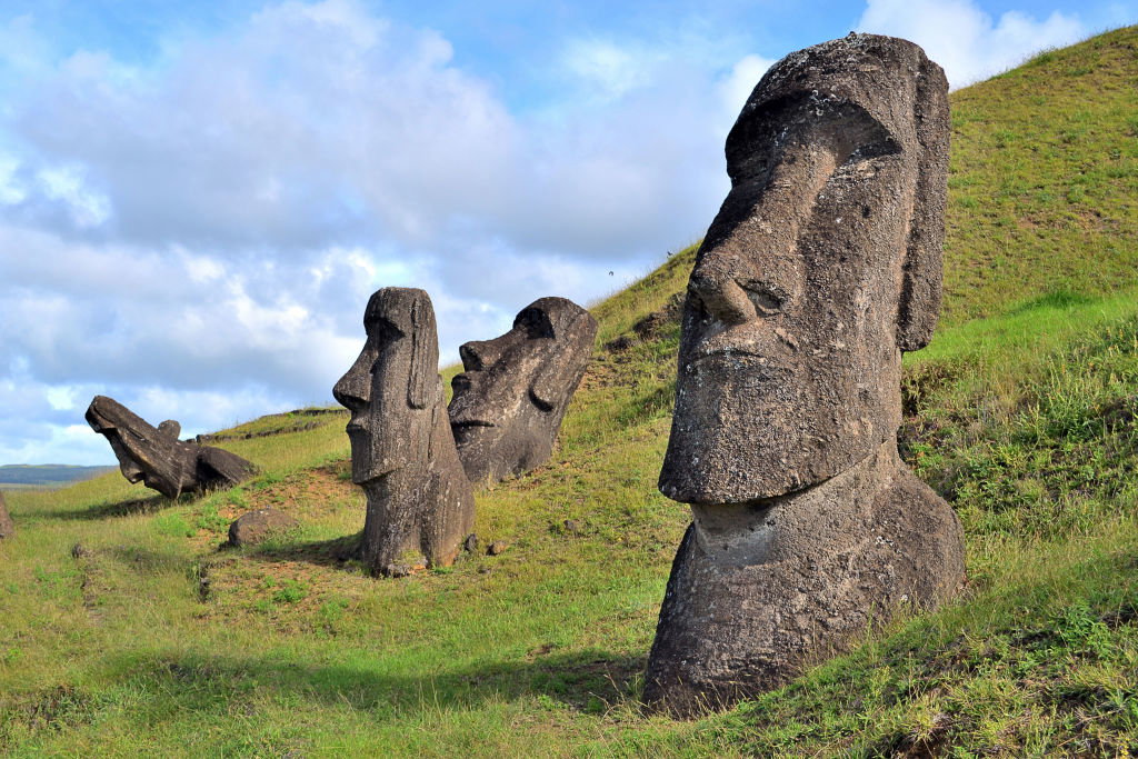 Na Wyspie Wielkanocnej odnaleziono nowy posąg moai. Spędził pod wodą ponad 200 lat (fot. Andia/ Universal Images Group via Getty Images)