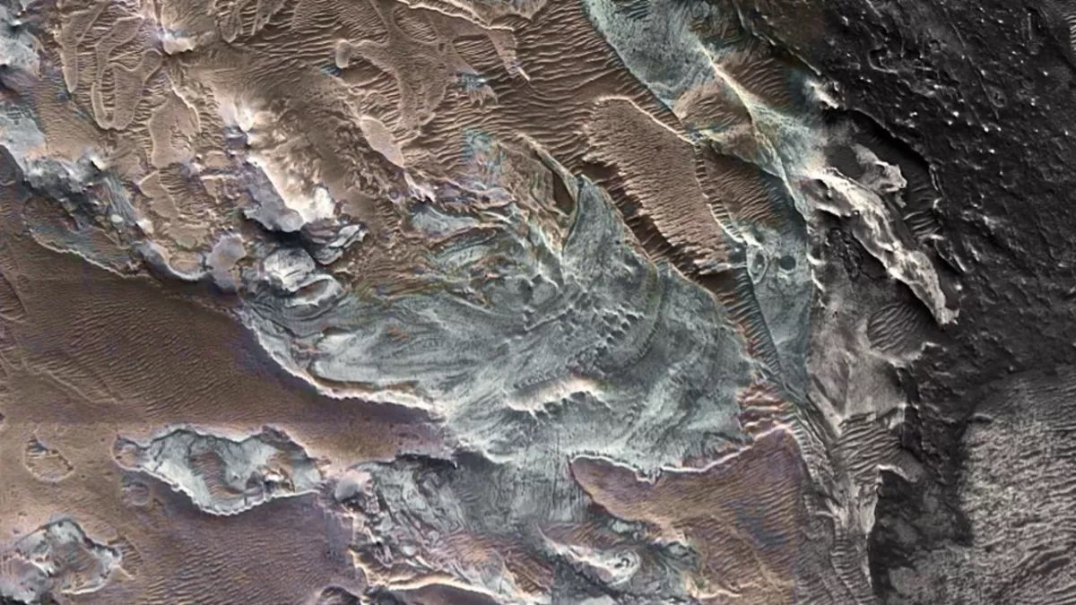 Naukowcy dostrzegli nietypowy lodowiec na Marsie. Wiedzą też, jak szukać wody na odległych planetach (fot. NASA MRO HiRISE and CRISM false color composite. Lee et al. 2023)