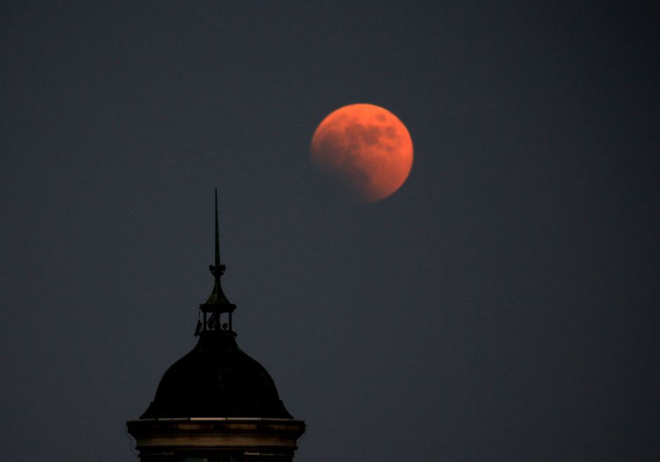 Średniowieczni mnisi niechcący pomogli w badaniach nad wulkanami. Kluczem był Księżyc (Fot. VCG/VCG via Getty Images)