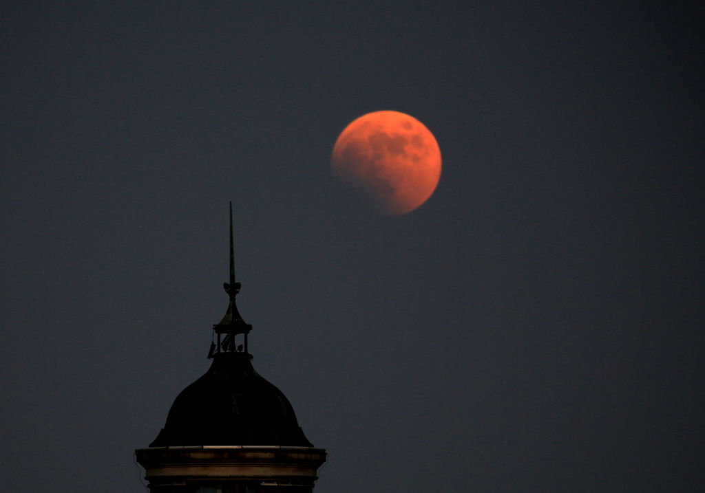 Średniowieczni mnisi niechcący pomogli w badaniach nad wulkanami. Kluczem był Księżyc (Fot. VCG/VCG via Getty Images)
