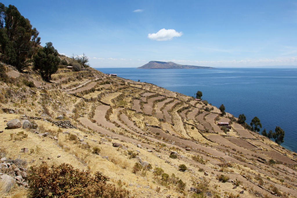 Jezioro Titicaca – jakie tajemnice skrywa to jezioro Ameryki Południowej? (fot.  Laurent Guerinaud/AGB Photo Library/Universal Images Group via Getty Images)