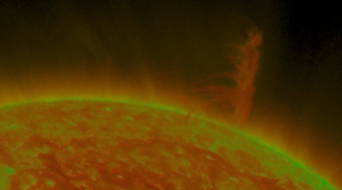 Na Słońcu szalało tornado wielkości prawie dziesięciu naszych planet. Jak to wpłynie na Ziemię? (fot. NASA/SDO/composite by Steve Spaleta)
