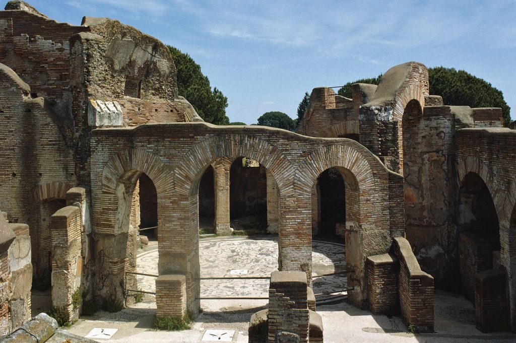 Ostia Antica – ruiny antycznego portu, który karmił Rzym. Gdzie się znajduje i co w nim warto zobaczyć? (fot. Getty Images)