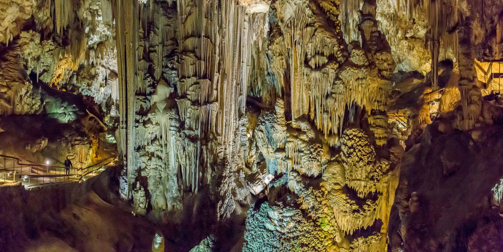Jaskinia Nerja najchętniej odwiedzaną jaskinią paleolitu? Już tysiące lat temu ludzie podziwiali tam sztukę (fot. Dukas/Universal Images Group via Getty Images)