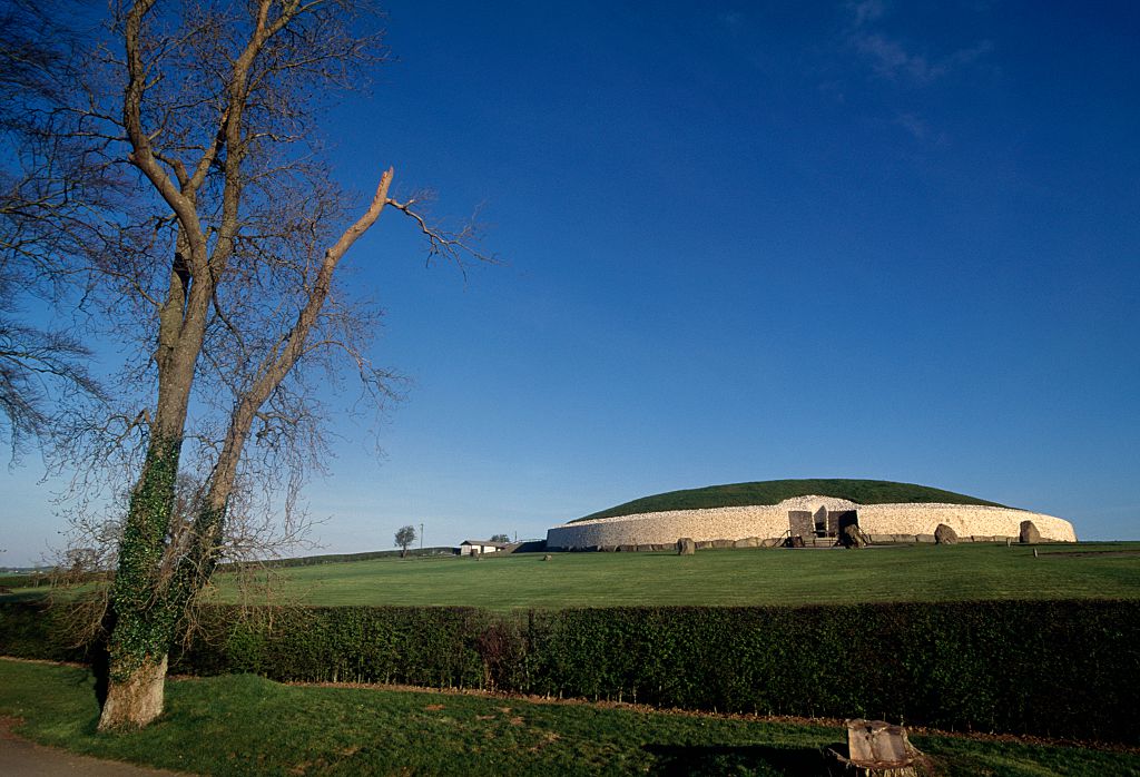 Newgrange – skąd wzięła się ta tajemnicza neolityczna budowla w Irlandii? (fot. DeAgostini/Getty Images)