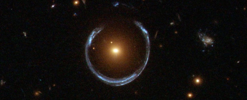 Pierścienie Einsteina odsłonią tajemnicę ciemnej materii? Na razie wskazują, że może być inna niż sądzono (Fot. ESA/Hubble & NASA)