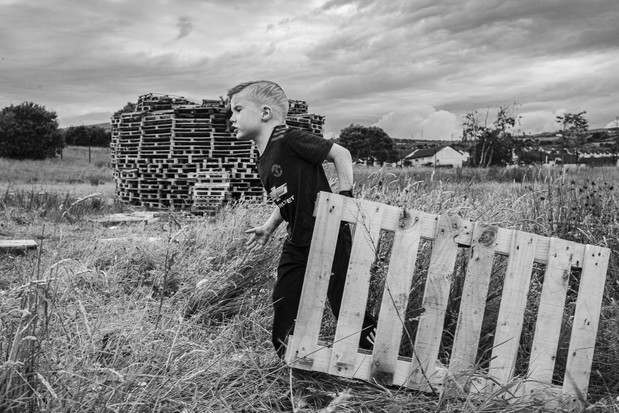 Jeden z najmłodszych budowniczych ognisk z dzielnicy Shankill w Belfaście.