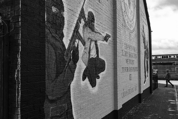 Nowy mural organizacji Red Hand Commando w lojalistycznej dzielnicy Rathcoole.