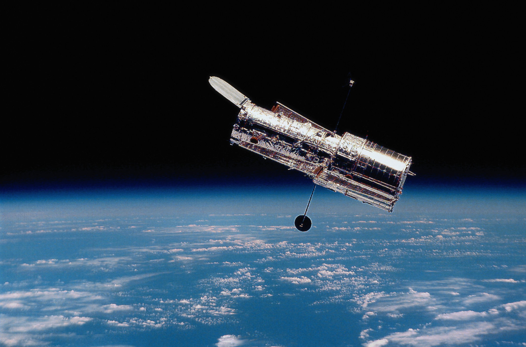 Jak uratować teleskop Hubble’a? Konsorcjum prywatnych firm rusza z odsieczą, a przy okazji chce posprzątać orbitę (fot. Getty Images)