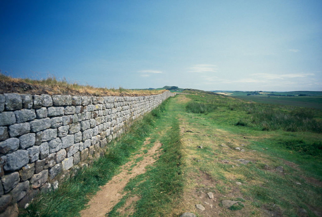 Mur Hadriana był północną granicą Cesarstwa Rzymskiego. Paradoksalnie, połączył Rzymian i Brytów (Fot. Getty Images)