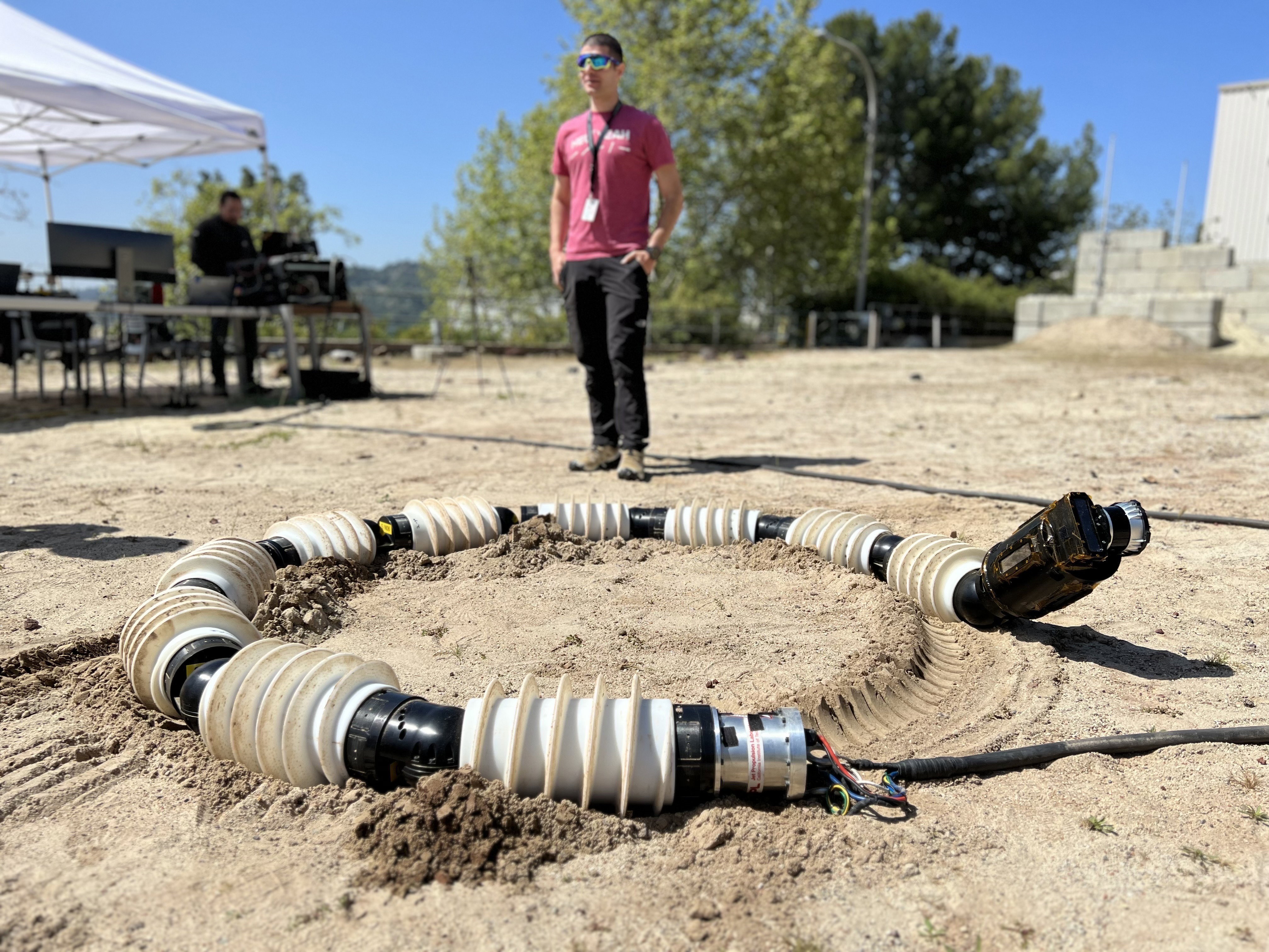 Robotyczny wąż do eksploracji lodowych światów. JPL właśnie wślizgnął się na nowy poziom robotyki (fot. NASA/JPL-Caltech)