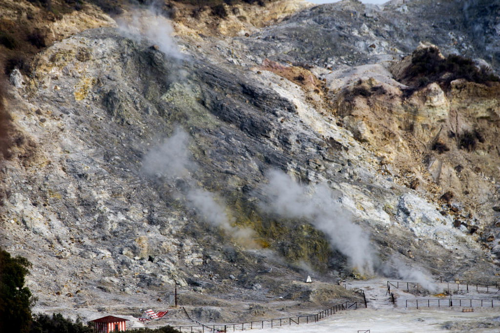 Najgroźniejszy superwulkan Europy jest bliski wybuchu? Naukowcy niepokoi aktywność Campi Flegrei (fot. Vincenzo Izzo/LightRocket via Getty Images)