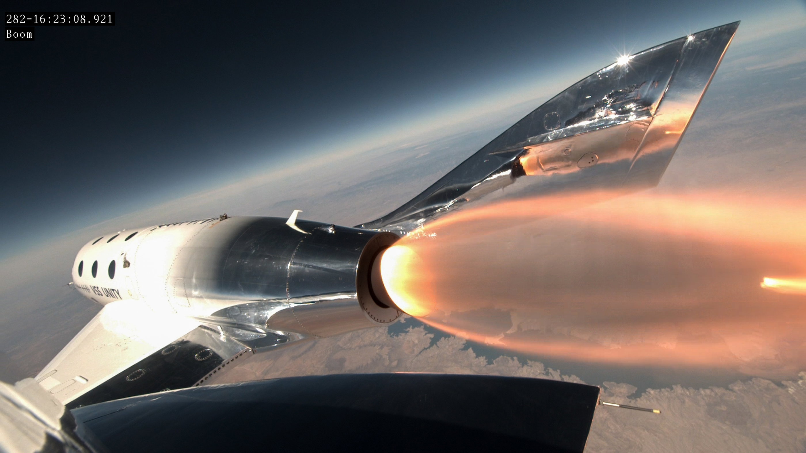 Nareszcie! Virgin Galactic wykonała pierwszy komercyjny lot w kosmos. Jak wysoko dolecieli pasażerowie? (fot. Virgin Galactic)