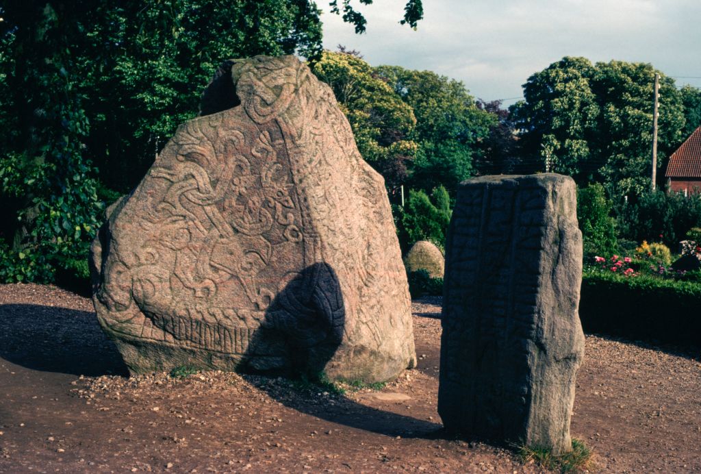 Jelling – najważniejsze odkrycia archeologiczne w tym duńskim mieście (fot. De Agostini/Getty Images)