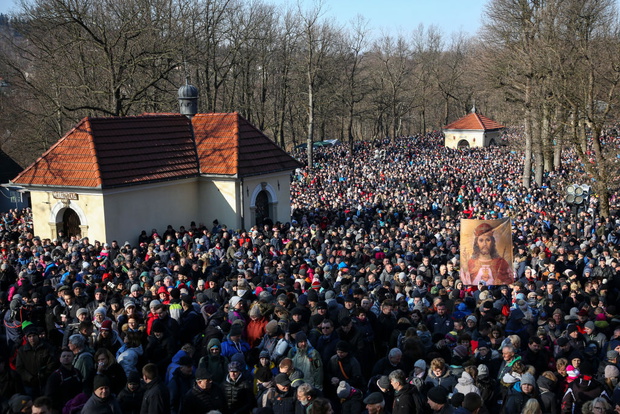 Tłumy wiernych na Drodze Krzyżowej w Wielki Piątek w Kalwarii Zebrzydowskiej
