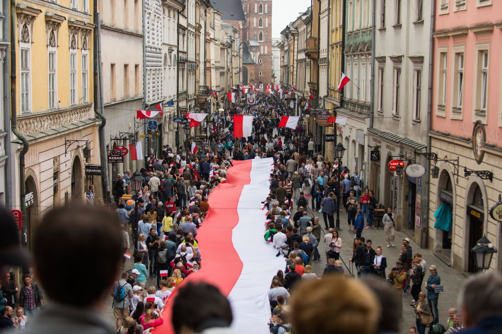 Flaga Polski ciekawostki – co oznaczają kolory i dlaczego jest biało-czerwona?