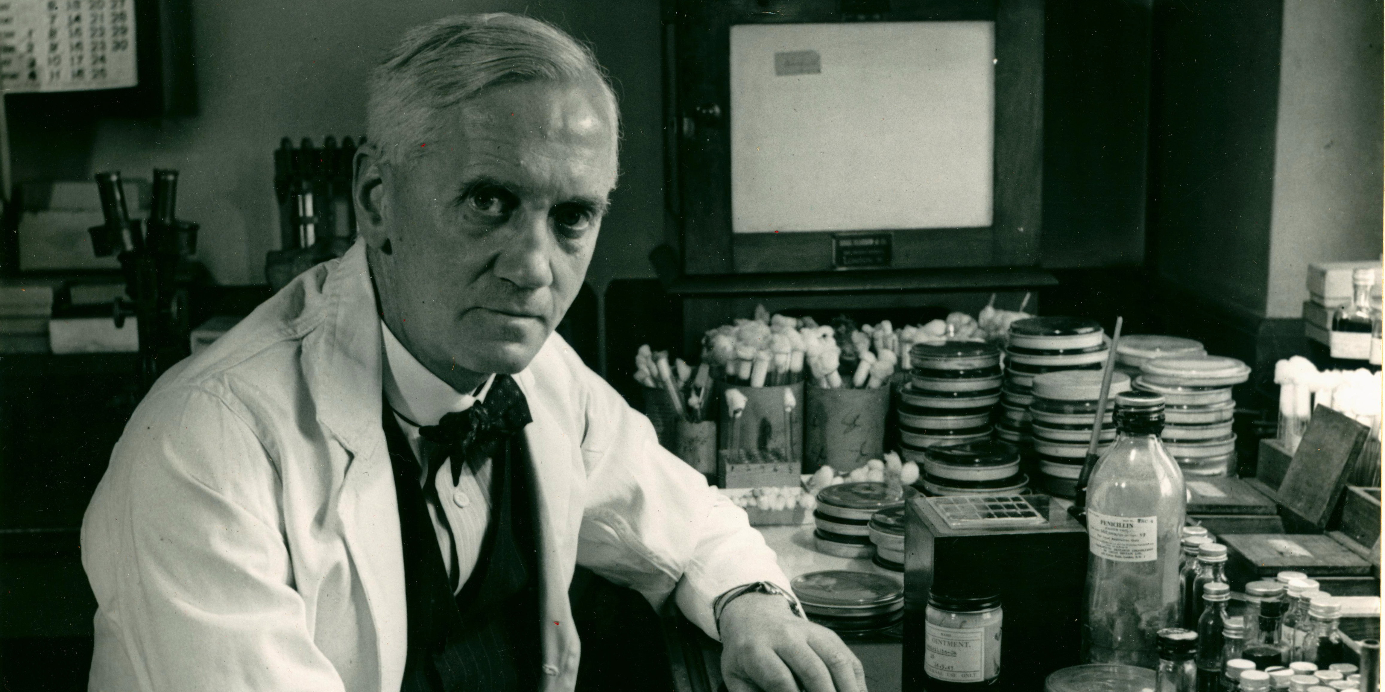Alexander Fleming odkrył penicylinę. Jednak pierwszy antybiotyk opracowali dwaj inni, mało znani uczeni (fot. Navy Medicine, Wikimedia Commons, public domain)