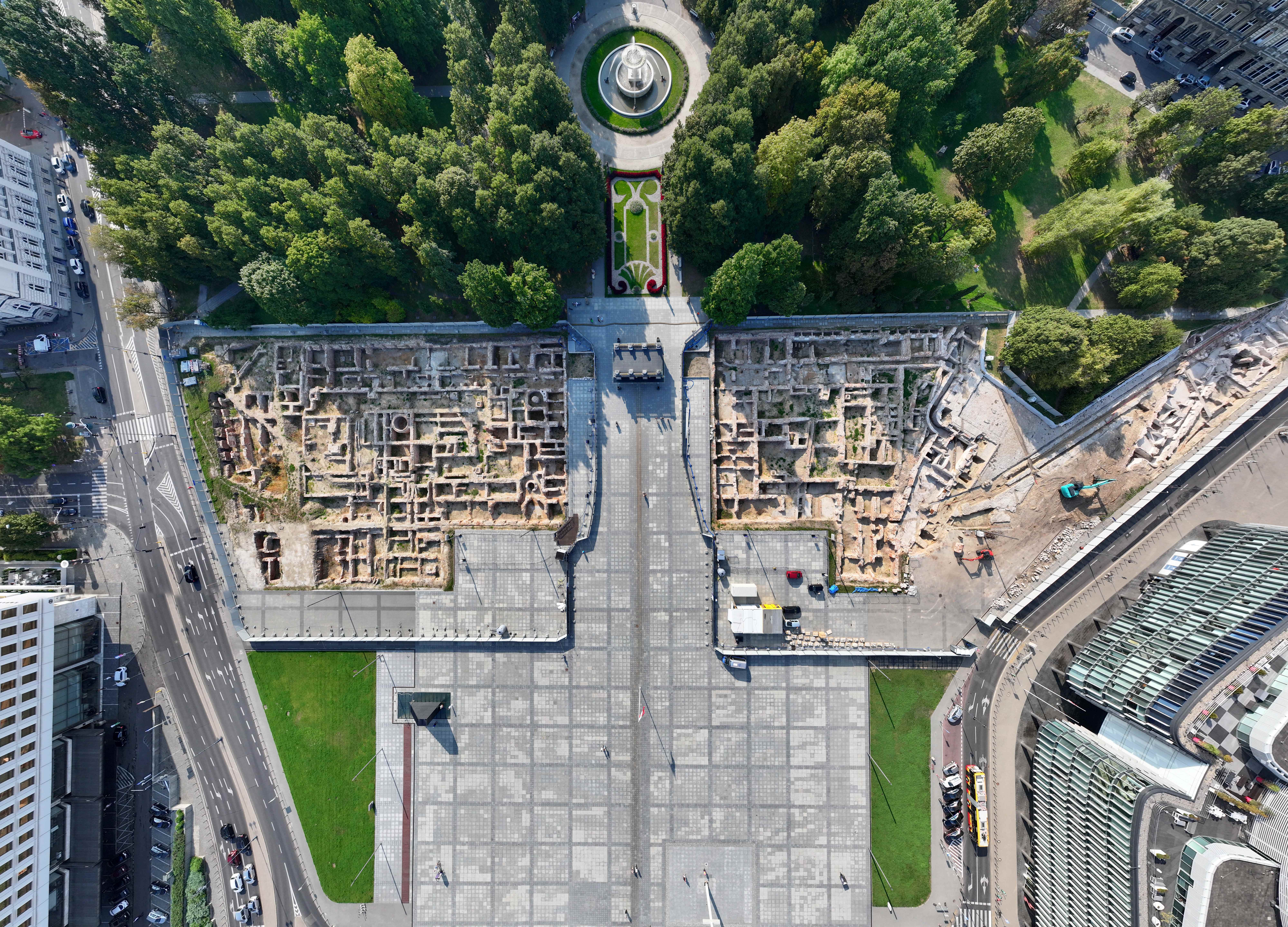 9 najciekawszych zabytków z badań archeologicznych na Placu Piłsudskiego w Warszawie. Tutaj stały Pałac Saski i Brühla [GALERIA]