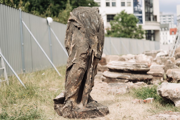 9 najciekawszych zabytków z badań archeologicznych na Placu Piłsudskiego w Warszawie. Tutaj stały Pałac Saski i Brühla GALERIA