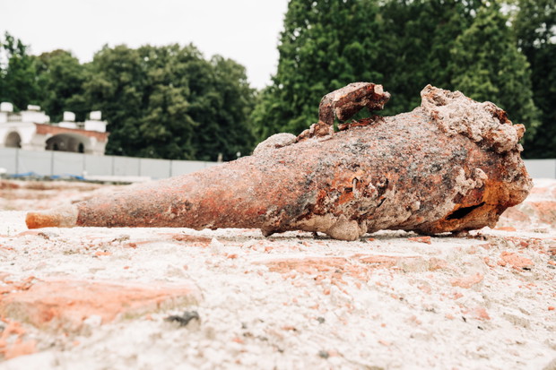 9 najciekawszych zabytków z badań archeologicznych na Placu Piłsudskiego w Warszawie. Tutaj stały Pałac Saski i Brühla GALERIA