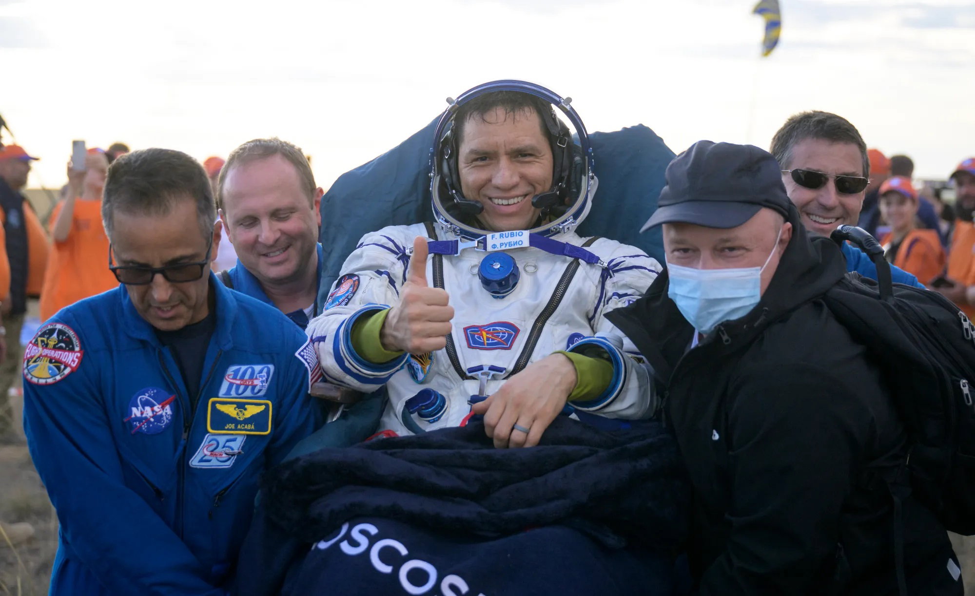 Astronauta wrócił na Ziemię po rekordowych 371 dniach w kosmosie. Jak się czuje? (fot. NASA/Bill Ingalls)