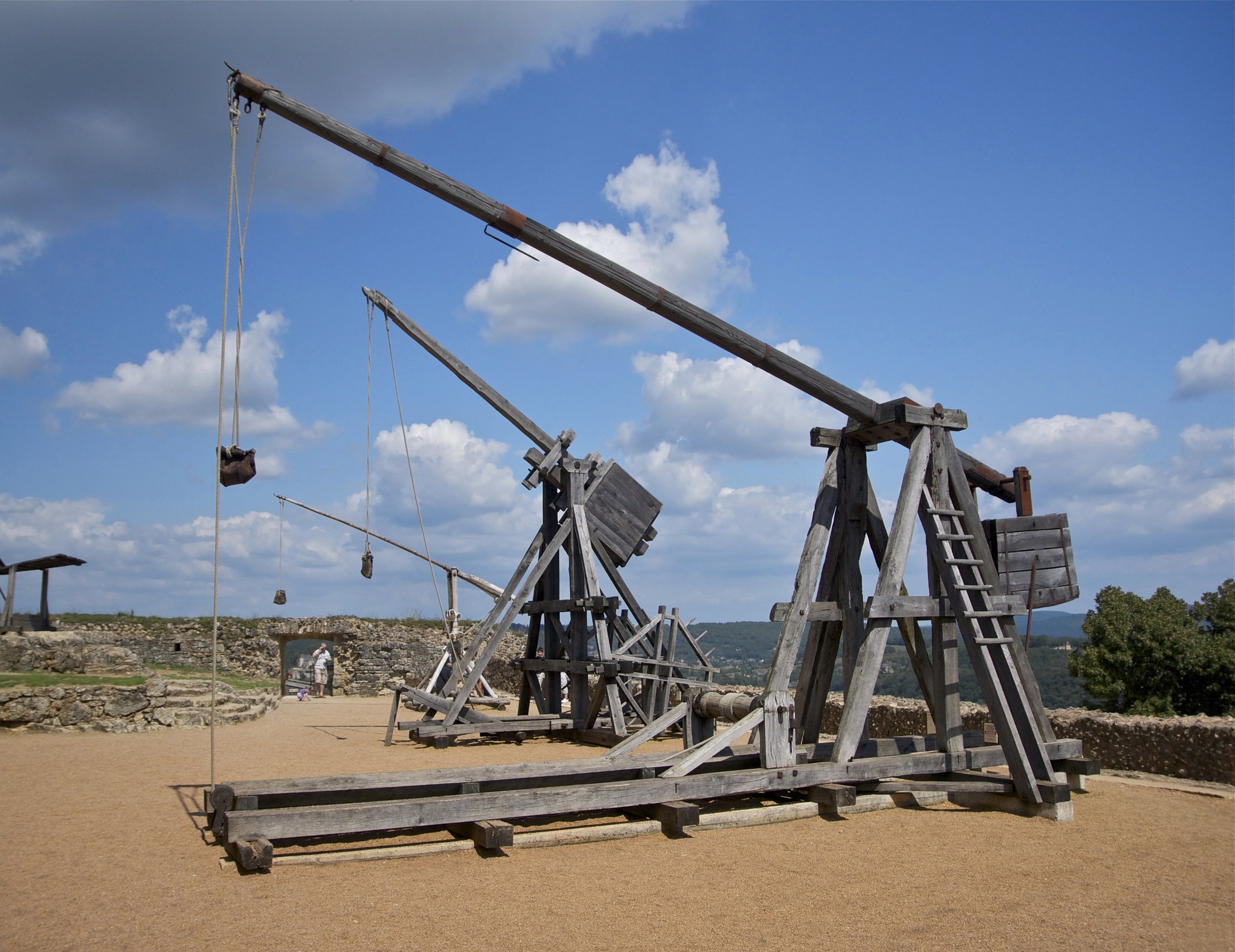Średniowieczne trebusze to wyjątkowo skuteczni niszczyciele murów. Jak działały te machiny? (fot. Jebulon, Wikimedia Commons, CC-Zero)