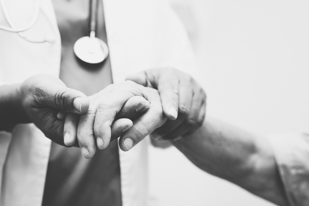 52 lata temu dr Ryszard Kocięba jako pierwszy w Europie przyszył odciętą kończynę. Kto był pacjentem? (fot. Shutterstock)