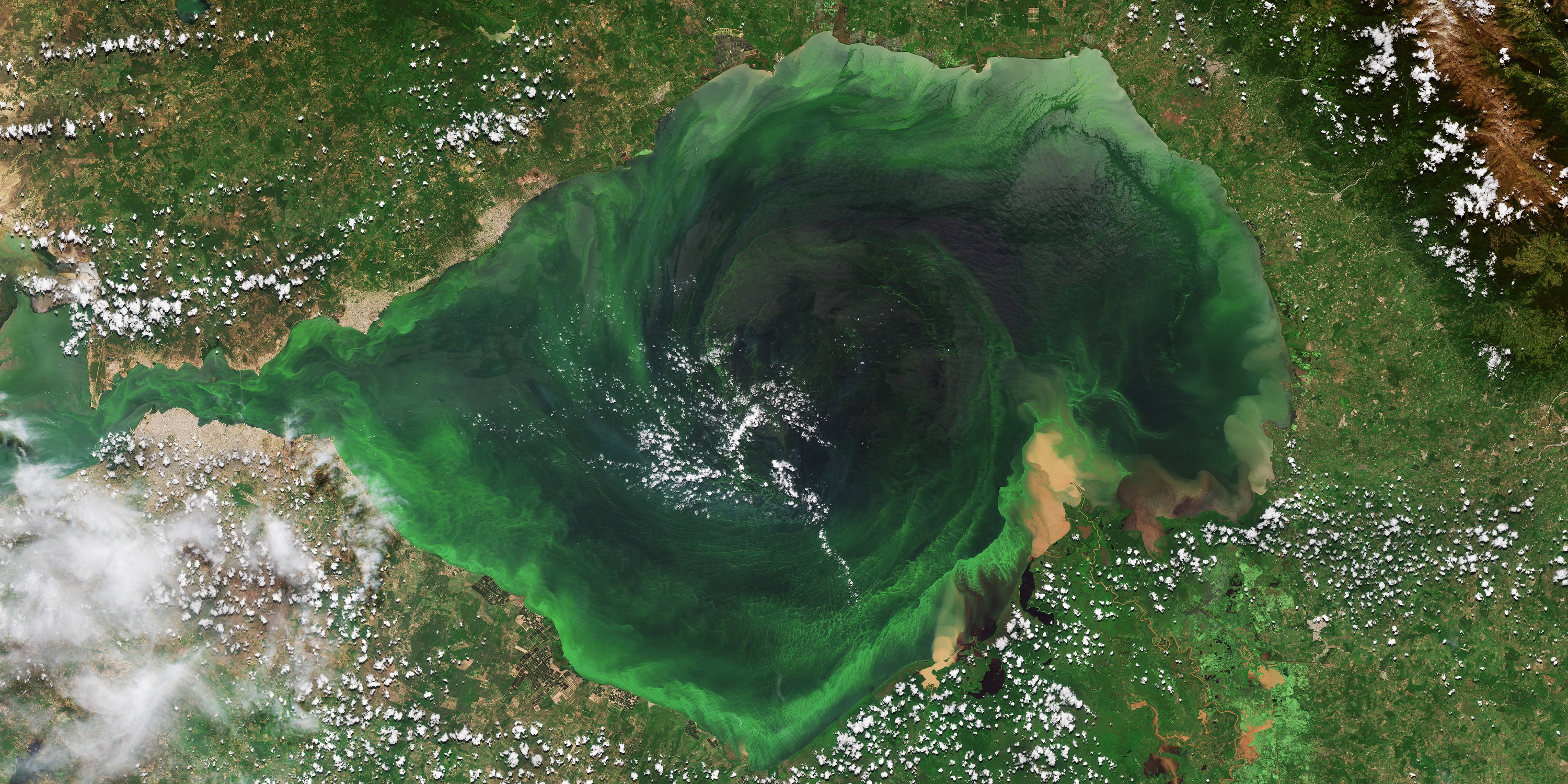 Jedno z najstarszych jezior na świecie skrywa sekret. Dlaczego ma tak dziwne kolory? (fot. contains modified Copernicus Sentinel data (2023), processed by ESA, CC BY-SA 3.0 IGO). Pełne zdjęcie poniżej.
