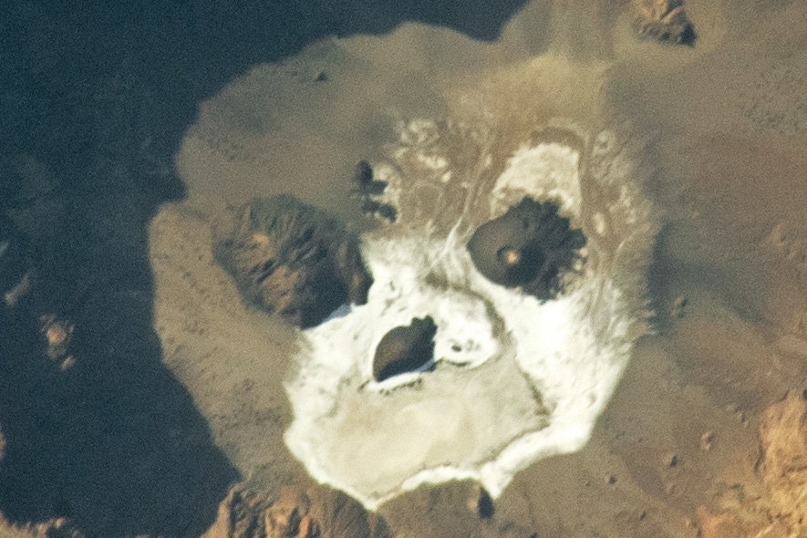 NASA pokazała niezwykłe zdjęcie wulkanu znajdującego się na Saharze. Wygląda jak złowieszcza ludzka twarz (fot. NASA)