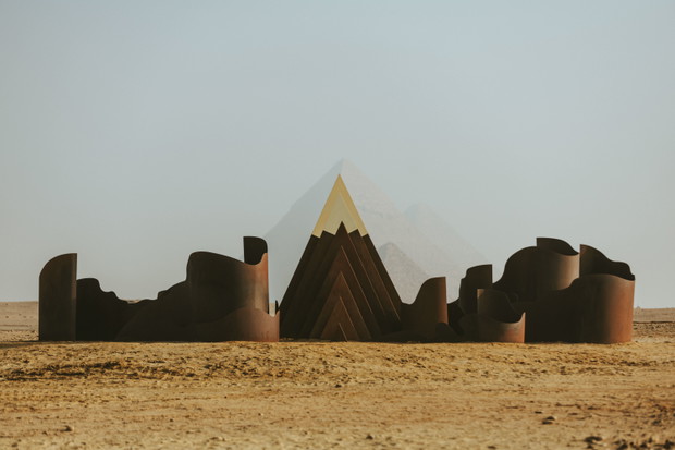 Kolejna piramida stanęła na Płaskowyżu Giza w Egipcie. To jedna z wielu niezwykłych instalacji na pustyni GALERIA