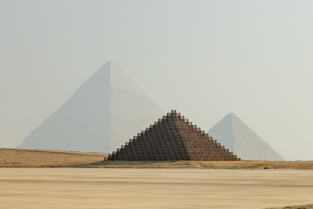 Kolejna piramida stanęła na Płaskowyżu Giza w Egipcie. To jedna z wielu niezwykłych instalacji na pustyni GALERIA