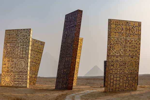 Kolejna piramida stanęła na Płaskowyżu Giza w Egipcie. To jedna z wielu niezwykłych instalacji na pustyni GALERIA
