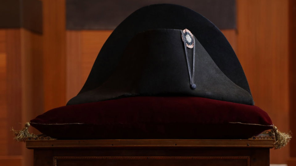 Kapelusz Napoleona został wylictyowany za fortunę
