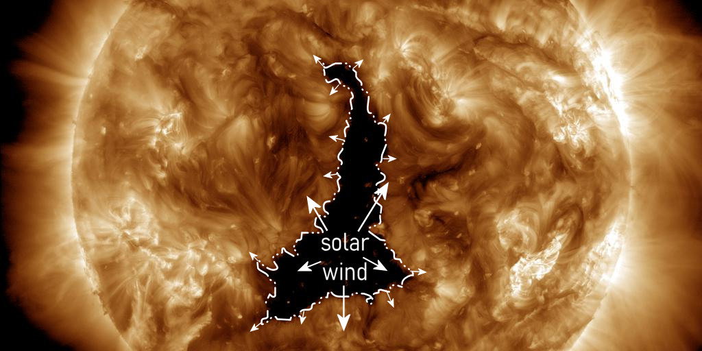 Na Słońcu powstała plama 60 razy większa od Ziemi. Wyrzuca w naszym kierunku strumienie wiatru słonecznego (fot. NASA/SDO/AIA)