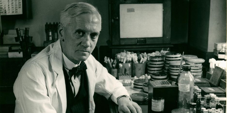 Alexander Fleming odkrył penicylinę. Jednak pierwszy antybiotyk opracowali dwaj inni, mało znani uczeni (fot. Navy Medicine, Wikimedia Commons, public domain)