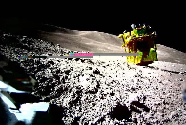 Japoński lądownik SLIM zaskoczył wszystkich. Przetrwał długą, zimną noc na Księżycu i znów działa (fot. JAXA/TOMY Company/Sony Group Corporation/Doshisha)