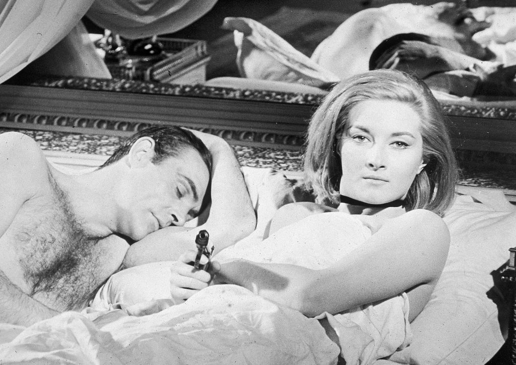 James Bond omal nie zamienił się w zombie. Takie działanie ma tetrodotoksyna (fot. Archive Photos/Getty Images)