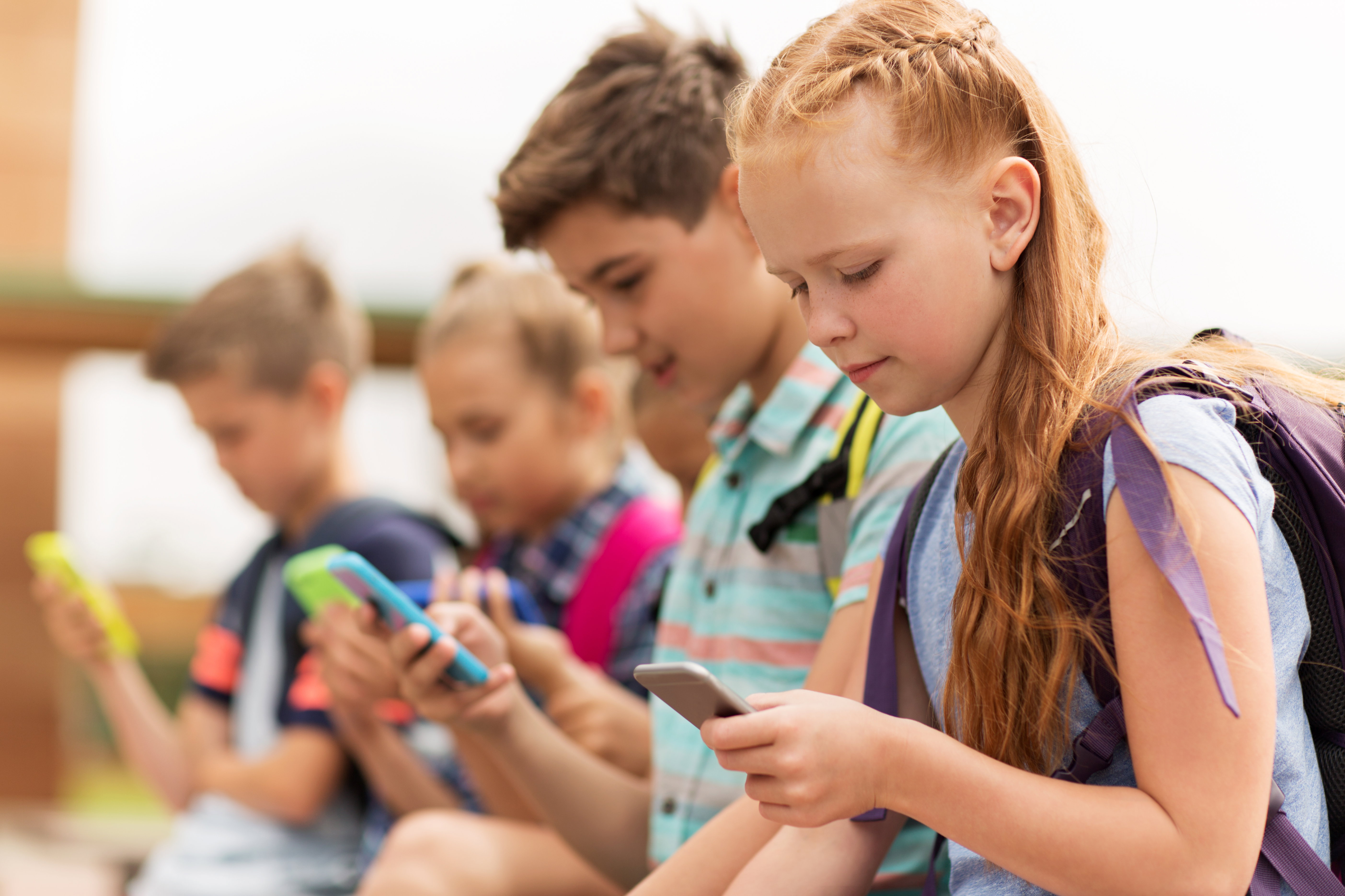 Nastolatki nie znają życia bez smartfonów. Co się dzieje, gdy ich nie mają?