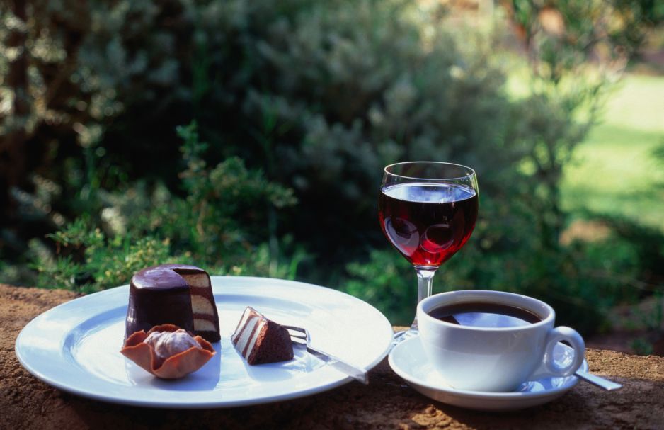 Kawa, truskawki i czerwone wino, czyli dieta sirtfood. Odchudza, odmładza i nie wymaga wyrzeczeń