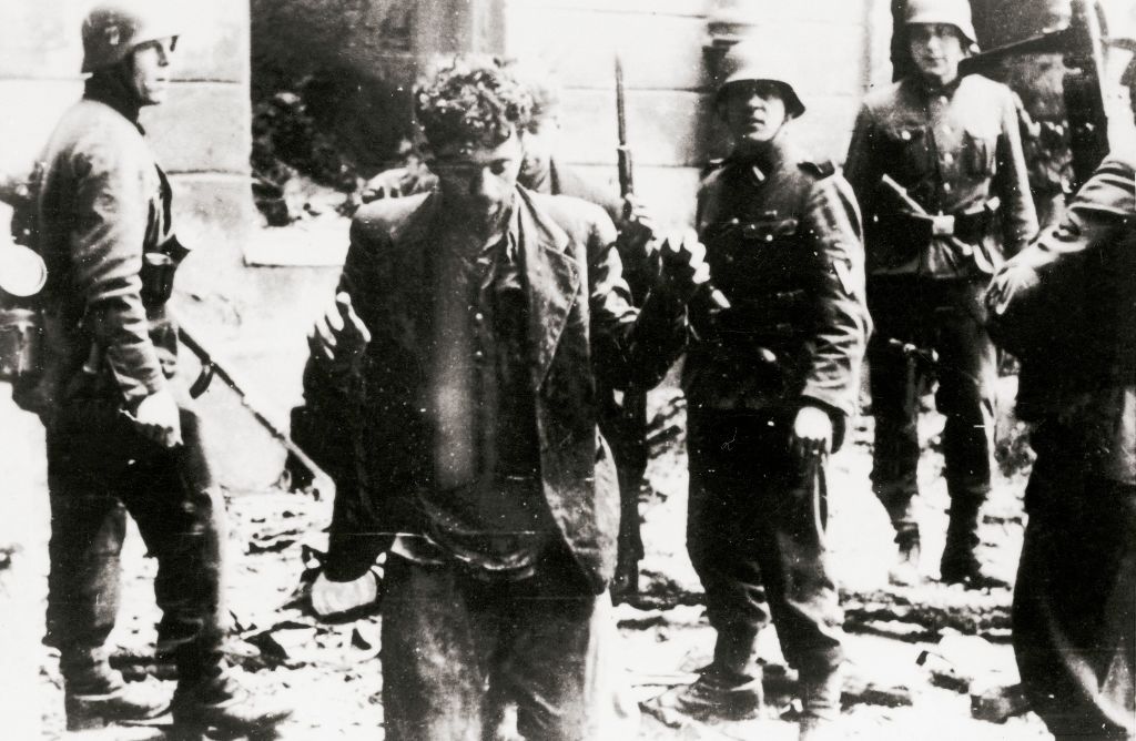 Powstanie w getcie warszawskim, czyli bój o godność. Ginęli z bronią w ręku, walcząc do końca (fot. Imagno/Getty Images)