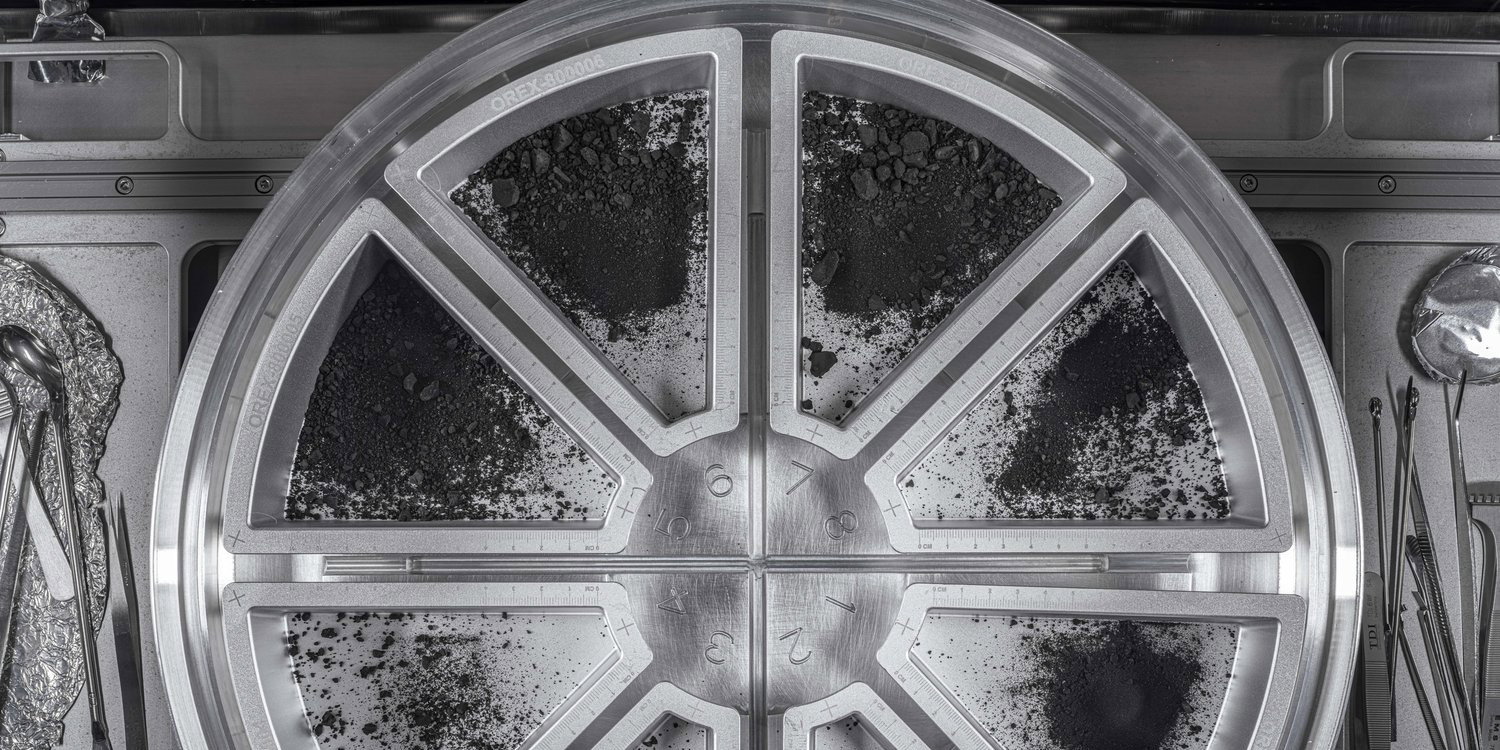 Próbki skał z planetoidy Bennu zaskoczyły naukowców. Nie przypominają żadnego znanego wcześniej materiału (fot. NASA/Erika Blumenfeld & Joseph Aebersold)