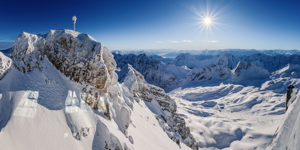 Najwyższy szczyt Niemiec jest dostępny dla każdego, ale pieszo zdobędą go tylko doświadczeni turyści (fot. Shutterstock)