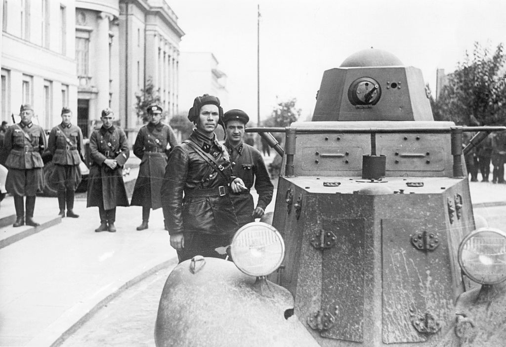 Agresja ZSRR na Polskę przypieczętowała jej los. Jak II Rzeczpospolita znalazła się w „dziejowym imadle”? (fot. Hulton-Deutsch/Hulton-Deutsch Collection/Corbis via Getty Images)